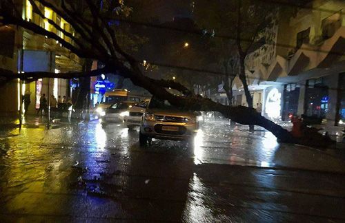TP Hồ Chí Minh: mưa lớn vào giờ tan tầm, nhiều tuyến đường ngập nặng - Ảnh 1