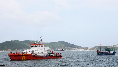 Tìm kiếm 3 ngư dân Bình Định mất tích trên biển - Ảnh 1