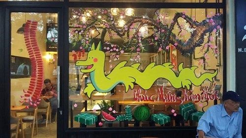Xuất hiện cửa hàng ăn uống có hình trang trí rồng như... pikachu - Ảnh 1