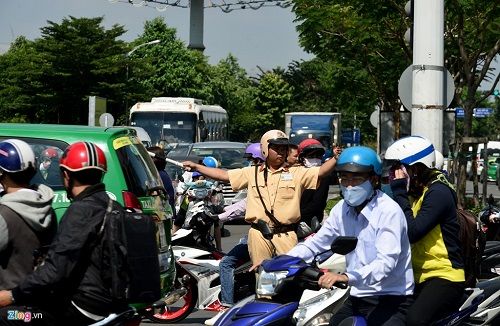 Kẹt xe nghiêm trọng ở cửa ngõ sân bay Tân Sơn Nhất - Ảnh 5