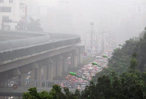 Hà Nội: Sương mù và mưa khiến nhiều tuyến đường ùn tắc nghiêm trọng - Ảnh 9