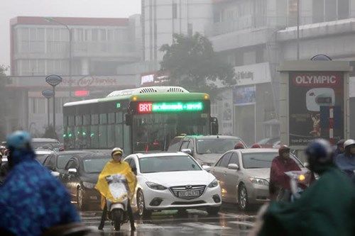 Hà Nội: Sương mù và mưa khiến nhiều tuyến đường ùn tắc nghiêm trọng - Ảnh 11