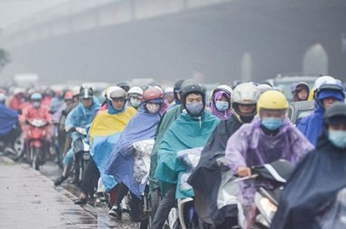 Hà Nội: Sương mù và mưa khiến nhiều tuyến đường ùn tắc nghiêm trọng - Ảnh 12