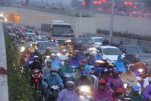 Hà Nội: Sương mù và mưa khiến nhiều tuyến đường ùn tắc nghiêm trọng - Ảnh 1