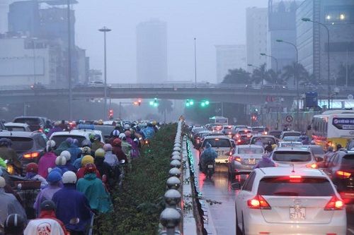 Hà Nội: Sương mù và mưa khiến nhiều tuyến đường ùn tắc nghiêm trọng - Ảnh 3