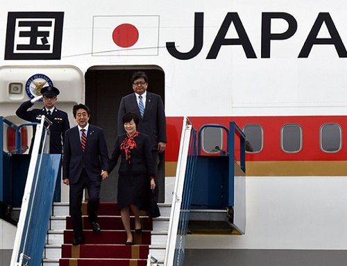 Thủ tướng Nhật Bản và phu nhân đến Hà Nội, bắt đầu thăm Việt Nam - Ảnh 2