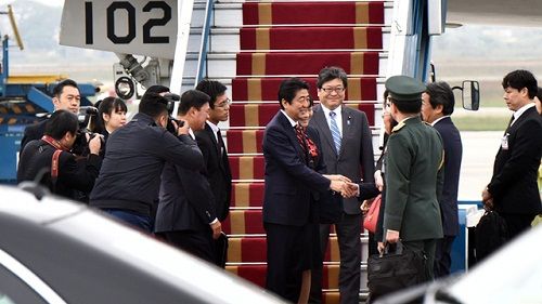 Thủ tướng Nhật Bản và phu nhân đến Hà Nội, bắt đầu thăm Việt Nam - Ảnh 3