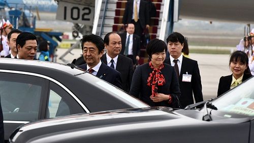 Thủ tướng Nhật Bản và phu nhân đến Hà Nội, bắt đầu thăm Việt Nam - Ảnh 4