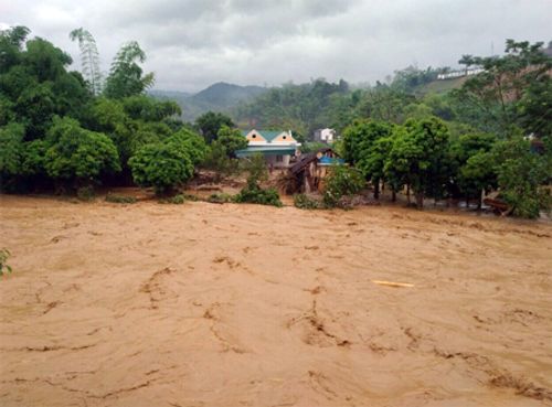 Video: Nước lũ cuồn cuộn đổ về Yên Bái, 4 người mất tích, 200 ngôi nhà ngập sâu - Ảnh 1