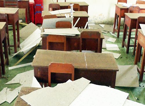 Sập trần phòng học ở miền Tây, 9 học sinh bị thương - Ảnh 1