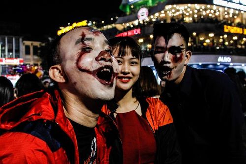 Hà Nội: Nhiều người hoảng hốt bắt gặp zombies trong đêm Halloween - Ảnh 4