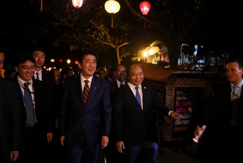 Thủ tướng Việt Nam, Nhật Bản tản bộ ở Hội An, tham quan 'thuyền hữu nghị' - Ảnh 1