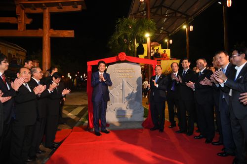 Thủ tướng Việt Nam, Nhật Bản tản bộ ở Hội An, tham quan 'thuyền hữu nghị' - Ảnh 2
