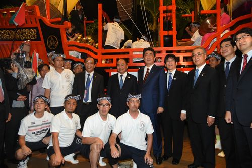 Thủ tướng Việt Nam, Nhật Bản tản bộ ở Hội An, tham quan 'thuyền hữu nghị' - Ảnh 3