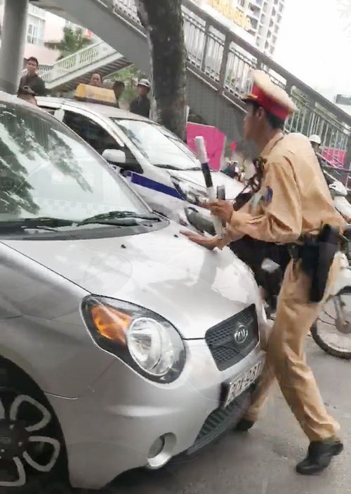 Nữ tài xế ô tô "ủn" CSGT hơn trăm mét trên phố Hà Nội - Ảnh 1
