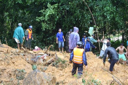 Lực lượng cứu hộ băng rừng tìm kiếm 4 công nhân thủy điện bị chôn vùi - Ảnh 1
