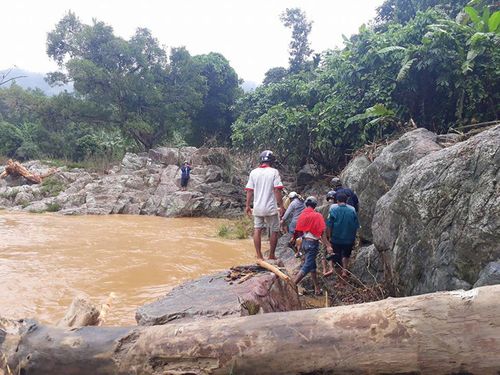 Thi thể nạn nhân vụ sát lở núi trôi từ Quảng Nam sang Quảng Ngãi - Ảnh 1