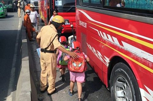 Tai nạn giao thông, 40 trẻ mầm non ở Sài Gòn bị "nhốt" trong xe khách - Ảnh 1