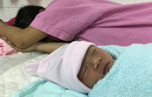 Vụ bé gái sơ sinh bị bỏ rơi ở Sài Gòn: Người mẹ quay lại cho con bú - Ảnh 1
