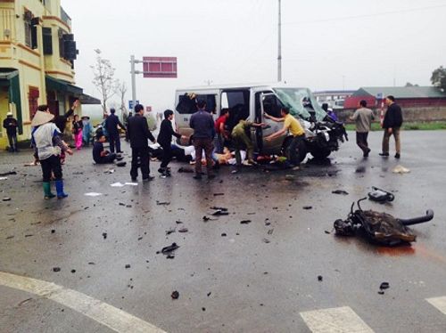 Tai nạn giao thông trên đường đón dâu, 17 người thương vong - Ảnh 1