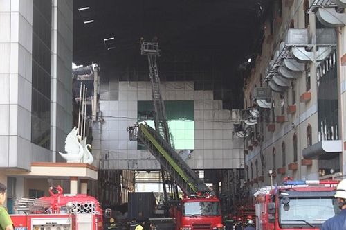 Tòa nhà 5 tầng ở Cần Thơ lại bốc cháy, cứu hỏa TP HCM xuống chi viện - Ảnh 1