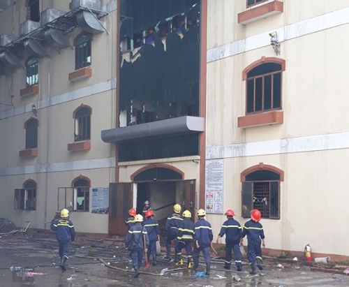 Tòa nhà 5 tầng ở Cần Thơ lại bốc cháy, cứu hỏa TP HCM xuống chi viện - Ảnh 3