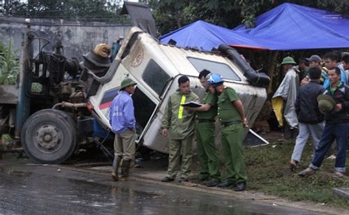 Hiện trường 2 vụ tai nạn giao thông ở Nghệ An, 6 người tử vong - Ảnh 5