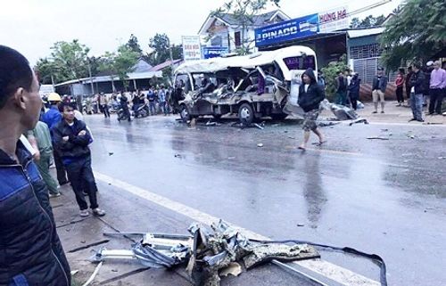 Hiện trường 2 vụ tai nạn giao thông ở Nghệ An, 6 người tử vong - Ảnh 1