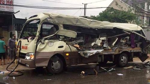 Hiện trường 2 vụ tai nạn giao thông ở Nghệ An, 6 người tử vong - Ảnh 2