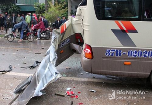 Hiện trường 2 vụ tai nạn giao thông ở Nghệ An, 6 người tử vong - Ảnh 4