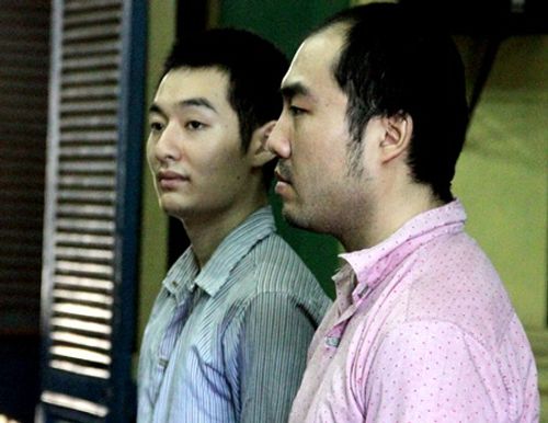 2 người Trung Quốc "múa" súng cướp ô tô giữa Sài Gòn lĩnh án 10 năm tù - Ảnh 1