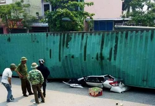 Tin tức mới nhất vụ xe container đè nát ô tô 4 chỗ,  2 người chết ở Nam Định - Ảnh 1