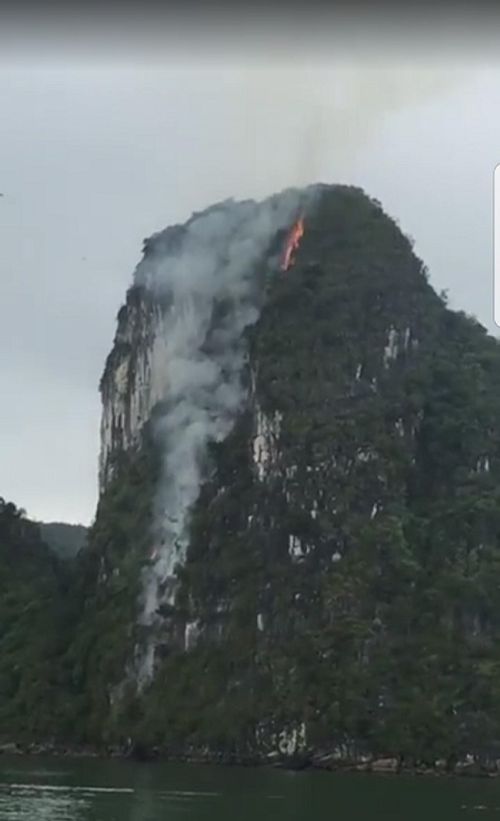 Video: Núi đá giữa vịnh Hạ Long bất ngờ bốc cháy nghi ngút - Ảnh 1