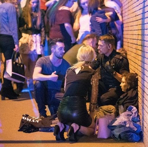 Hiện trường vụ nổ lớn tại nhà thi đấu Manchester, ít nhất 19 người chết - Ảnh 2
