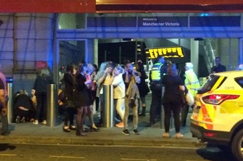 Hiện trường vụ nổ lớn tại nhà thi đấu Manchester, ít nhất 19 người chết - Ảnh 6