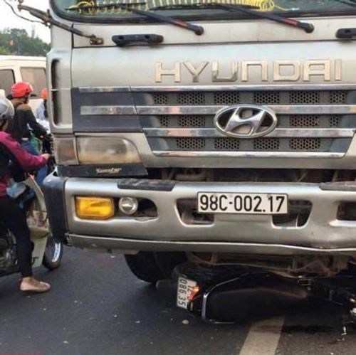 Tin tức mới nhất vụ xe tải chạy ngược chiều, cố tình đâm chết 2 người ở Bắc Giang - Ảnh 1
