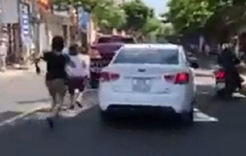 Sự thật clip cướp xe ô tô giữa trung tâm Đà Nẵng - Ảnh 1