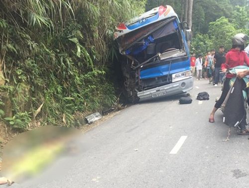Vụ xe 45 chỗ chở học sinh gặp tai nạn ở Tam Đảo: Tài xế chủ động đâm vào vách núi - Ảnh 1