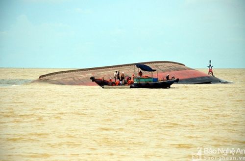 Vụ chìm tàu ở Nghệ An: Tìm thấy thi thể thứ 2 trong khoang tàu - Ảnh 1