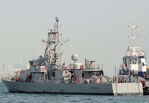 Tàu Mỹ bắn cảnh cáo tàu Iran ở Vịnh Ba Tư - Ảnh 1