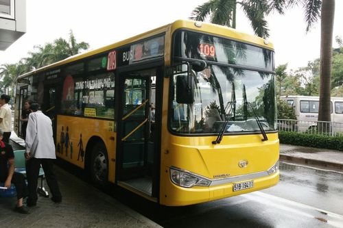 TP HCM sẽ thu 200 tỷ từ quảng cáo trên xe buýt - Ảnh 1