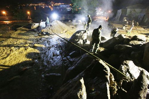 Lũ quét thảm khốc ở Yên Bái: Phá đá xuyên đêm tìm 12 người mất tích - Ảnh 1