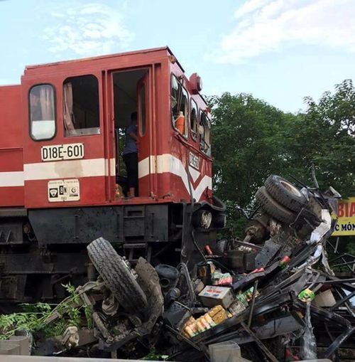 Hà Nội: Tàu hỏa đâm nát bét xe tải, lái xe bị thương nặng - Ảnh 1