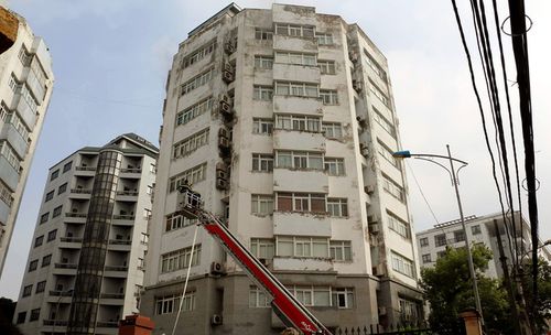 Cảnh sát điều xe thang chữa cháy tòa nhà 9 tầng của Bộ Nông nghiệp - Ảnh 1