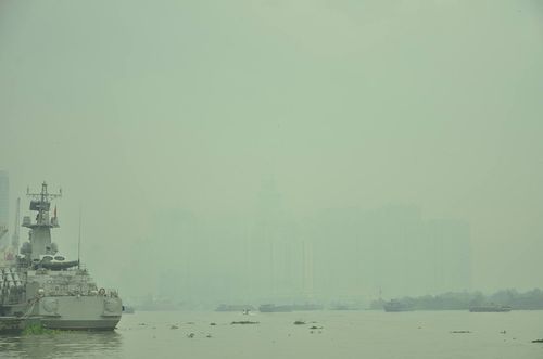 Sương mù dày đặc bao phủ Sài Gòn, người dân thích thú - Ảnh 1