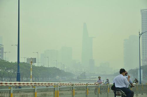 Sương mù dày đặc bao phủ Sài Gòn, người dân thích thú - Ảnh 5