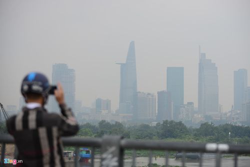 Sương mù dày đặc bao phủ Sài Gòn, người dân thích thú - Ảnh 4