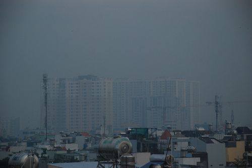 Sương mù dày đặc bao phủ Sài Gòn, người dân thích thú - Ảnh 3