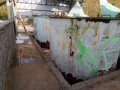 Kho hóa chất lạ rộng 1.000 m2 phát lộ sau bão số 10 ở Quảng Bình - Ảnh 1