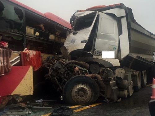 Xe khách đâm trực diện xe tải trên cao tốc Lào Cai, 8 người bị thương - Ảnh 1